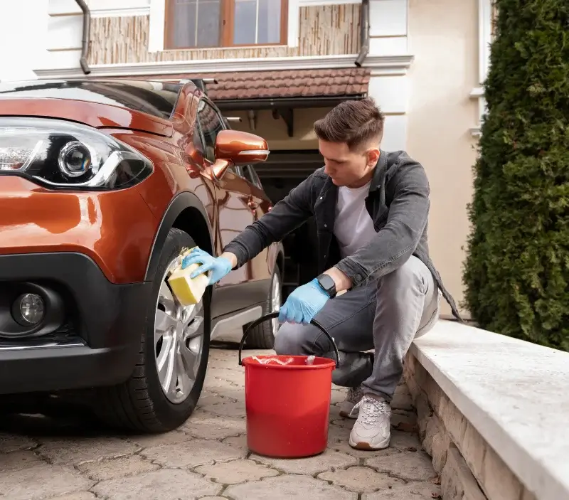 Lavage auto à domicile Sénezergues : professionnel intervenant sur un véhicule